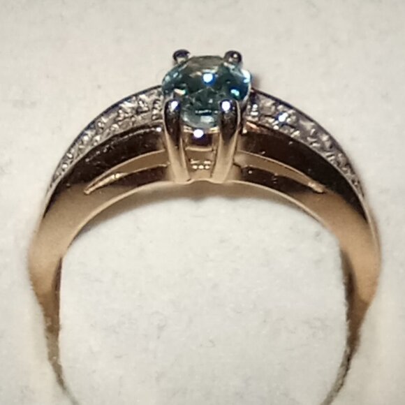 10Kt Yellow Gold Blue Zircon & Diamond Ring - Picture 3 of 5
